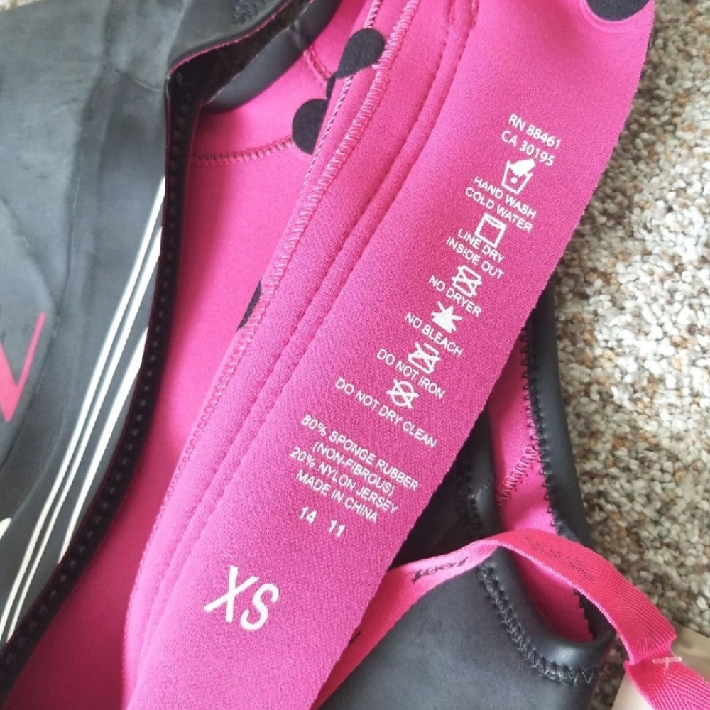 Zoot Women's Black and Pink Wetsuit - Picture 7 of 7